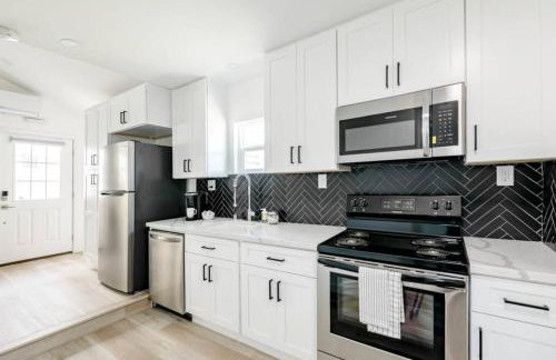 Chic 2Bed And Large Serene Backyard in Heart of SD - Photo 2