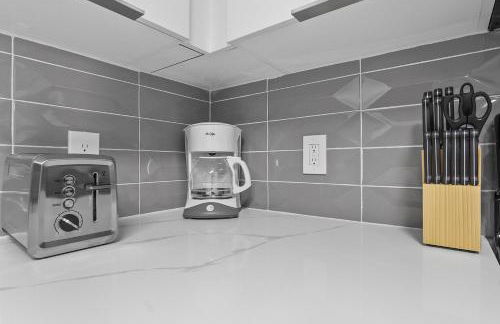 Midnight Marvel - Amazing City Views, Free Parking - Foto 20