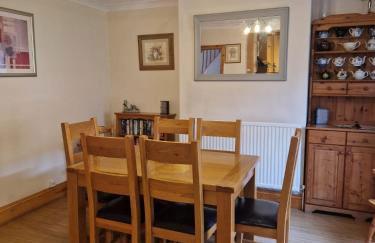 Hereford City - Goldcrest House - 4 Bedroom House With Parking, Located Very Close To City Centre & River Wye - Sleeps Up To 6 Guests - Hosted by RENTMYHOUSE - Photo 18