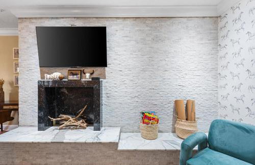 Centrally Located 4BD Oasis with Pool & Movie Patio - Foto 33