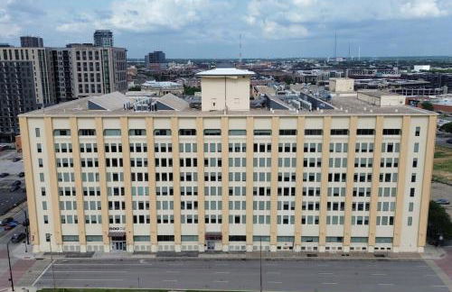 Beautiful Downtown Apartment with Parking, Laundry, & Pool - Photo 37