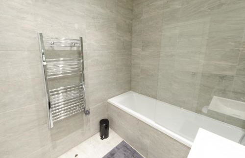 Cosy 1 Bed Apartment in Centre of St Albans - FREE Parking - 5 min walk to St Albans city centre & Railway station - Big Savings on Longer Stays!! - Photo 36