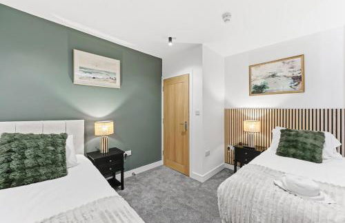 Unique 5 Bedroom 4 Bathroom House with Self-Contained-Studio - Excellent Location - Pool Table, Super-Fast Wifi, Smart TV and Self-Check-In by Yoko Property - Photo 9