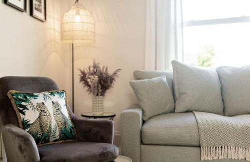 Stunning Townhouse with Large Garden - Sleeps 8! - Photo 46