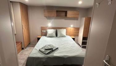 MOBIL-HOME JASMIN 04 à 06 places - Foto 5, towels, wardrobe