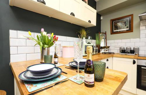 Cosy 2-Bed Home by Pink Flamingo Holdings, Perfect for Business & Groups - Photo 15
