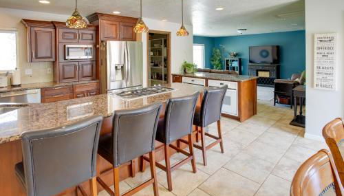 Hike, Golf, Ski and More Family Home in South Weber - Foto 3