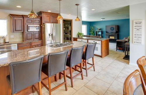 Hike, Golf, Ski and More Family Home in South Weber - Foto 3