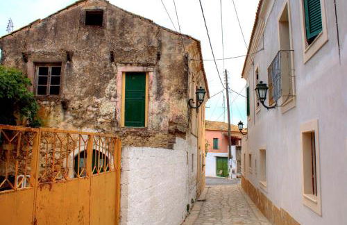 Country traditional house in Corfu village, Greece - Photo 45