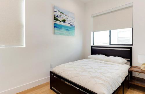 Modern Luxe Retreat Four-Bedroom - Photo 7