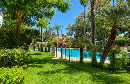 Marbella Dunas de Cabopino 2BR Apartment with Private Garden, Pool & Parking - Magnolia Properties - Foto 25