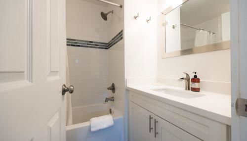 Bright Pacifica Townhouse - Photo 5, Shower