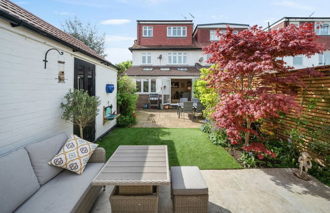 A Delightful 4-bedroom Home With a Private Garden - Foto 14