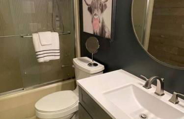 Beautiful Waterfront with Dock Firepit Hot tub - Foto 37