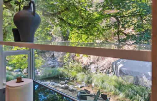 Modern Organic Home with Backyard Creek near State Park - Foto 16