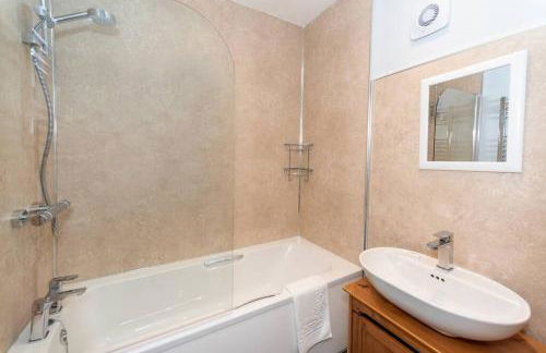 Large House in Looe, Near Beach and Bars with Great Views, Free Parking and Free Access to a Nearby Indoor Swimming Pool - Foto 21