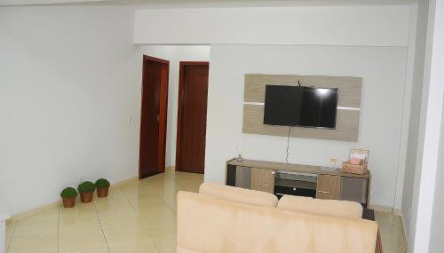 Dois quartos Cozinha completa Wi Fi Self check in com senha Central e perto de tudo a 4,4Km da Rodoviária e 15,4 km do Aeroporto Apartamento 301 - Foto 2