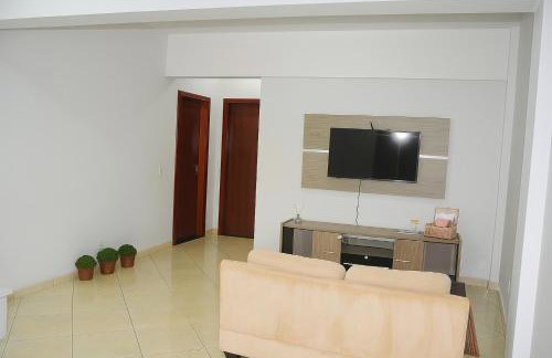 Dois quartos Cozinha completa Wi Fi Self check in com senha Central e perto de tudo a 4,4Km da Rodoviária e 15,4 km do Aeroporto Apartamento 301 - Foto 2