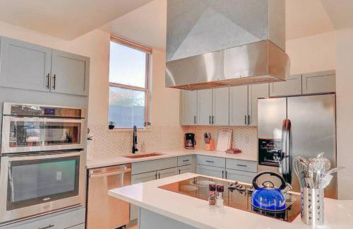 Epic 6BR with Pool, Spa and Fire Pit - Walk to Trails - Foto 16