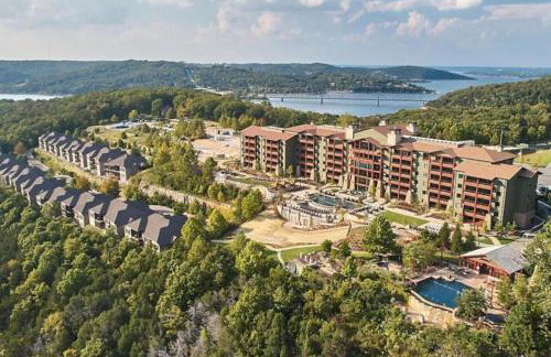 Enjoy the views of Table Rock Lake in this 2BD resort condo - Foto 1