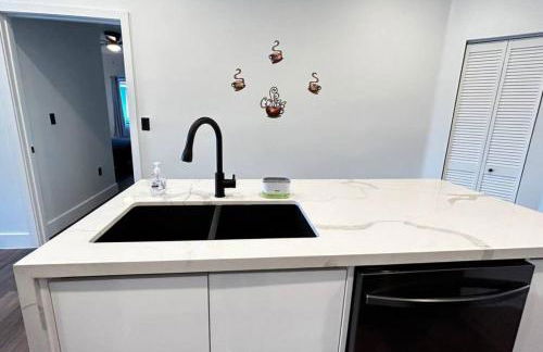 Sunny Delight Home Near Airport - Photo 49