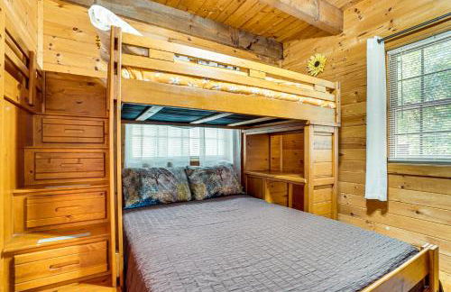 9 Mi to Lake Burton Cabin with Deck Near Helen - Foto 12