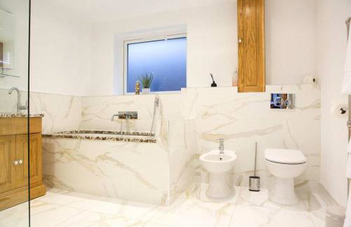 Hot Tub/Football Court/Sleeps 12/Luxury Villa - Photo 48