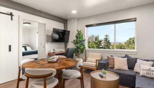 2BR Apartment in DT with Parking - Foto 4