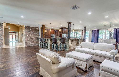 DFW Large Vacation Retreat with Private Pool and Hot Tub - Foto 33