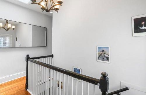 Sojourn Lovely Hill Family Home with Backyard near DC Icons - Foto 20