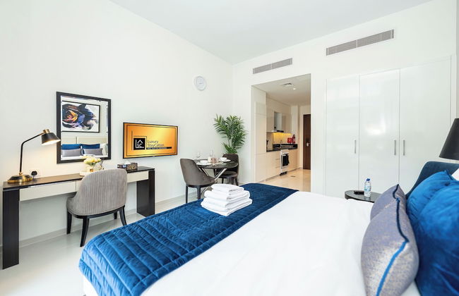 Luxury StayCation - Studio in Damac Hills with Balcony and Golf Views - Foto 7