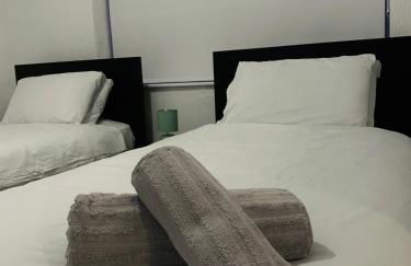 Modern 3-BR Home on Edge of City Center With Free Parking - Foto 1