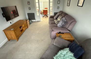 Spacious 3 bed house garden & parking sleeps 5 - Foto 3