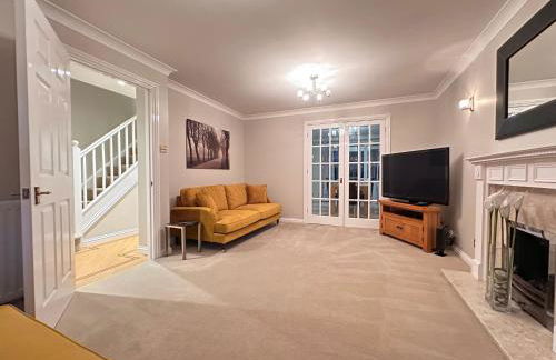 Spacious 4 Bed Home near Elizabeth Line, perfect for Contractors, Families & Groups - Foto 5