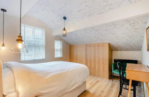 Betty's Townhouse- Luxury 2 bed appt with parking - Photo 8