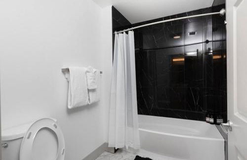 The Tar Heel - Stylish 4BR with City Views - Free Parking - Gym - Foto 20