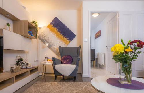 Modern 2 Bed House with Parking and Garden - Photo 1