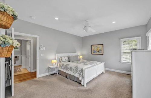 Stay 1 Block from Ocean at 7-Bed Retreat with Yard, Deck and Game Room, Host Up to 22 Across 16 Beds, Gas Fireplace, Gas Grill, Ample Parking, Walk to Menauhant Beach, Perfect for Family Getaway, 24 Hr Hospitality - Foto 6