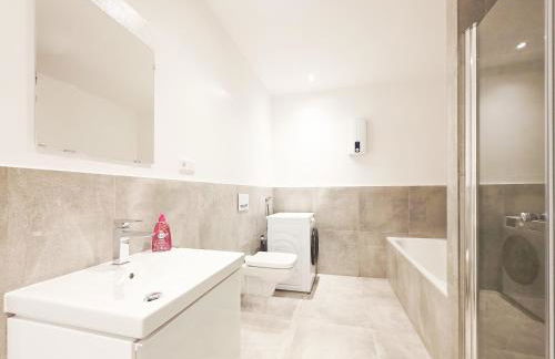 Tolstov Apartments - 5 Room Apartment - Balcony - Kitchen - Washing machine - next to Cologne - Foto 9