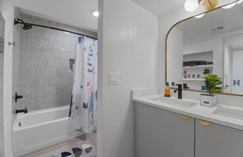 Stylish Phoenix Townhome - Foosball Table, Laundry, Parking! - Foto 9