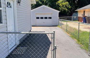 Cozy Stay Near DT with Deck and Yard - Foto 6