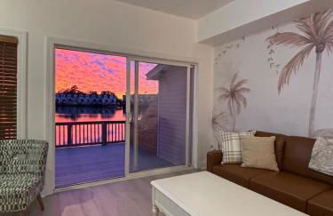 Sunset Serenity!!-Tropical Waterfront Oasis-Huge Private Patio-10Min to KingSt & Beaches - Foto 9
