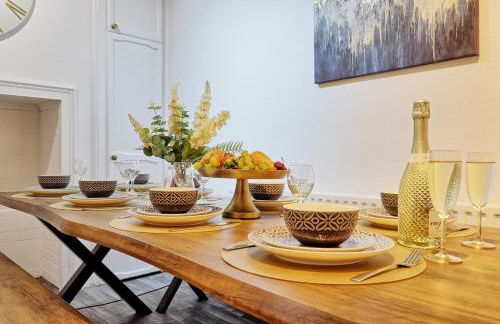 Large 5-Bedroom Home, Perfect for Long Stays & Team Accommodation - Foto 8