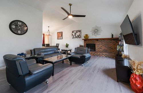 Beautiful home with backyard - Photo 29