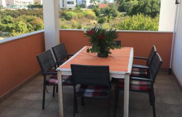 Modern Red & Blue Apartment - Photo 34