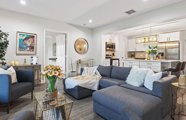 Hot Tub, Firepit, Deck | 10mins to Beach | Middle Terrace Cottage by AvantStay - Foto 8