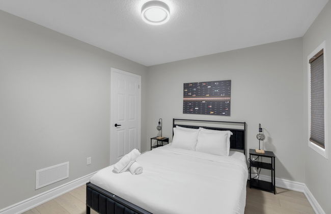 Beautiful House - On A Quiet Street - Photo 10