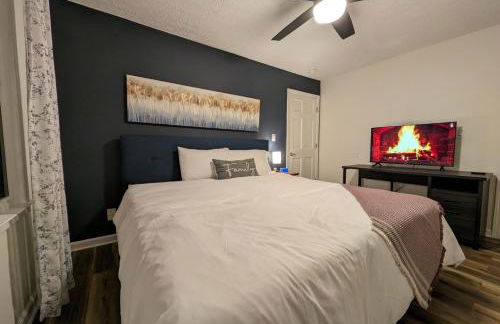 Modern Luxe Family & Groups Friendly Bungalow with Patio & Workspace - Foto 25