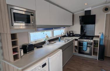 Pet friendly Holiday Home located at 5 Star award winning Shorefield Country Park - within walking distance to Milford on sea Beach - Photo 3