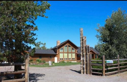 Chester Currents by KABINO Riverfront on Henrys Fork Air Conditioning Boat Launch Foosball Pool Table Huge Yard Garage WIFI - Foto 8